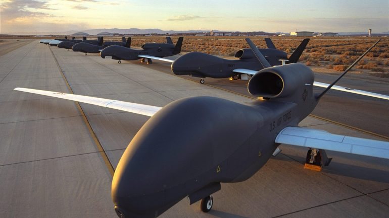 Os drones RQ-4B Global Hawk Block não são tripulados e conseguem atingir os 575 km/h