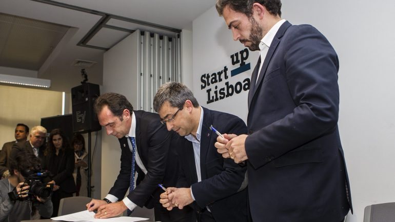 François-Xavier Mahot, CEO da Central de Cervejas, Miguel Fontes, diretor da Startup Lisboa, e Duarte Cordeiro, vice-presidente da Câmara de Lisboa, assinam o acordo