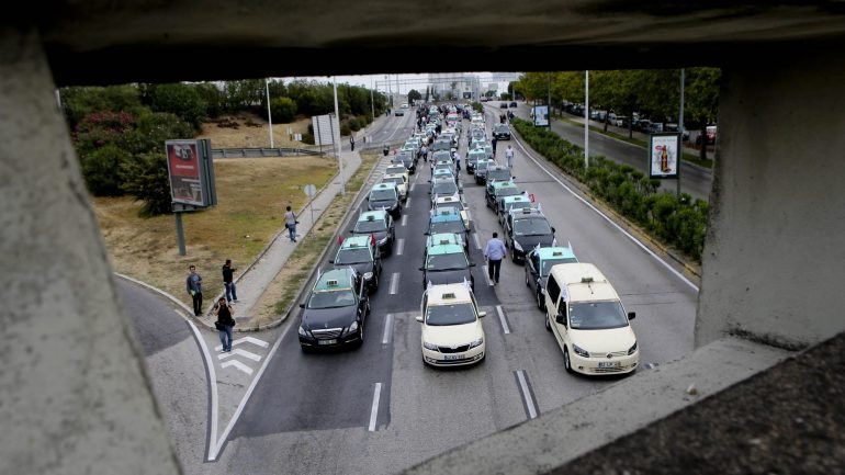 A Federação Portuguesa do Táxi tem cerca de 3.400 associados e 4.600 viaturas, num universo de nove mil taxistas nacionais e 12 mil viaturas
