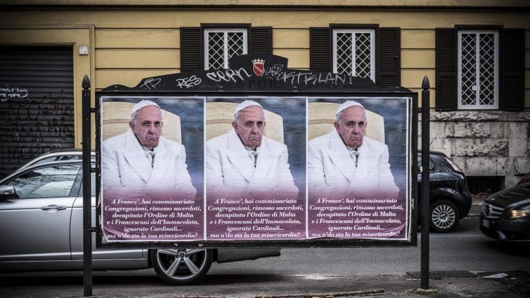 Os cartazes apareceram no mesmo dia em que o papa cimentou a sua autoridade sobre a Ordem de Malta