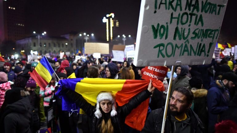 Milhares de pessoas protestam na capital da Roménia contra a lei que previa a descriminalização da corrupção