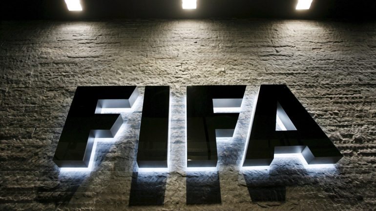 A decisão da FIFA explica que a decisão proíbe Amândio de Araújo Sarmento de participar durante três anos &quot;em qualquer tipo de atividade relacionada com futebol&quot; a nível mundial