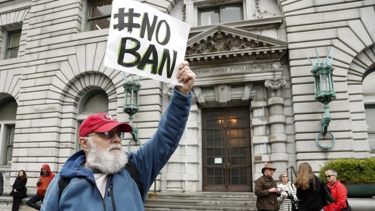 David Pearce foi um dos manifestantes que esteve à porta do tribunal em São Francisco, em protesto contra as medidas da administração Trump para fechar fronteiras.