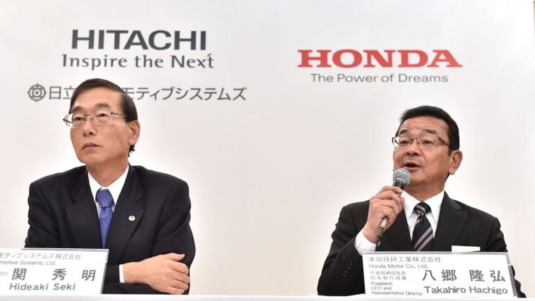O presidente e CEO da Hitachi Automotive Systems, Hideaki Seki, com o presidente da Honda, Takahiro Hachigo