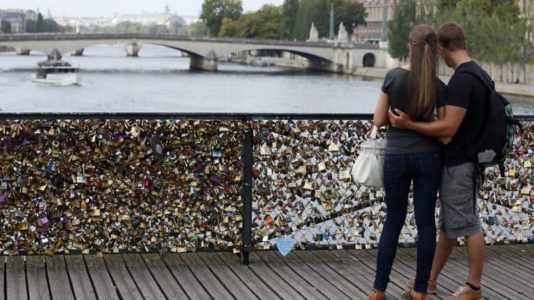 A autarquia de Paris decidiu retirar os cadeados da Ponte das Artes por medo que o peso a pudesse fazer ruir