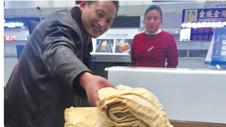 Apesar de a mala ter peso a mais, o aeroporto autorizou o chinês a viajar com aquela quantidade astronómica de comida