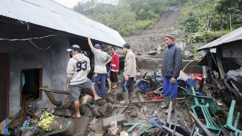 Os deslizamentos de terras atingiram três aldeias em áreas montanhosas do distrito de Bangli e foram causados por chuvas torrenciais sustentadas