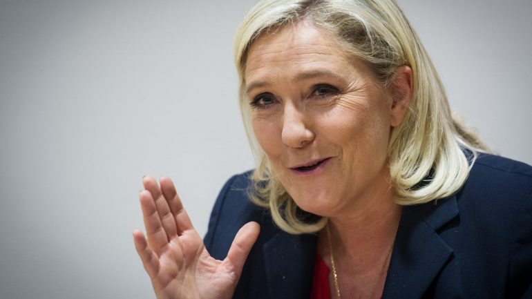 Marine Le Pen. Saída de França da zona euro seria o &quot;princípio do fim&quot; da União Económica e Monetária