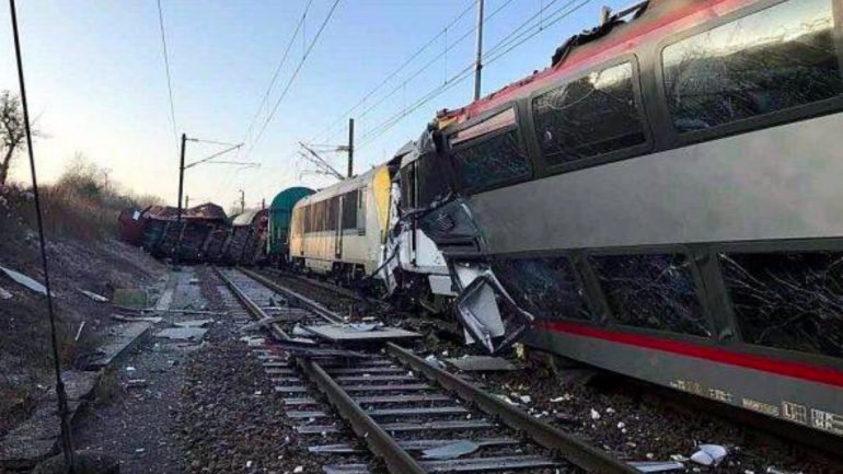 A colisão entre os dois comboios ocorreu na manhã desta terça-feira