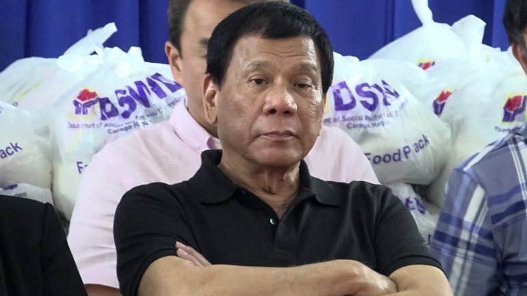 O Presidente das Filipinas ainda não reagiu, mas o seu porta-voz, Ernesto Abella, tentou minimizar a acusação, considerando que procura &quot;desenterrar assuntos que já foram resolvidas&quot;