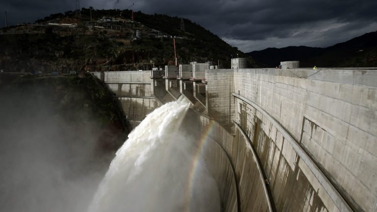A nova barragem representa um investimento de 370 milhões de euros e começou a ser construída há seis anos