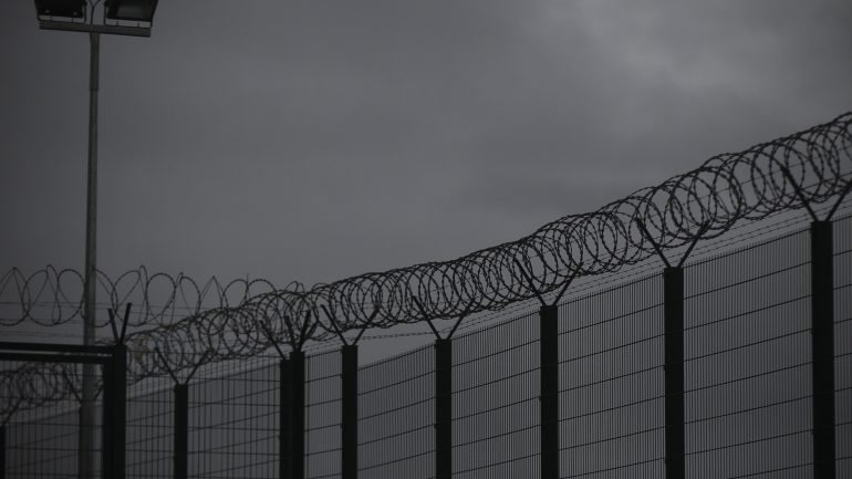 Três reclusos, dois chilenos e um português, fugiram na madrugada de domingo do Estabelecimento Prisional de Caxias