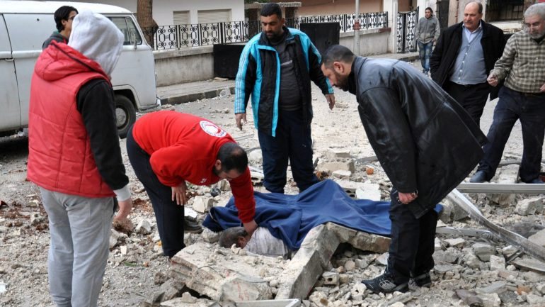 O número anterior divulgado pelo Observatório Sírio para os Direitos Humanos foi de 60 mortos no ataque