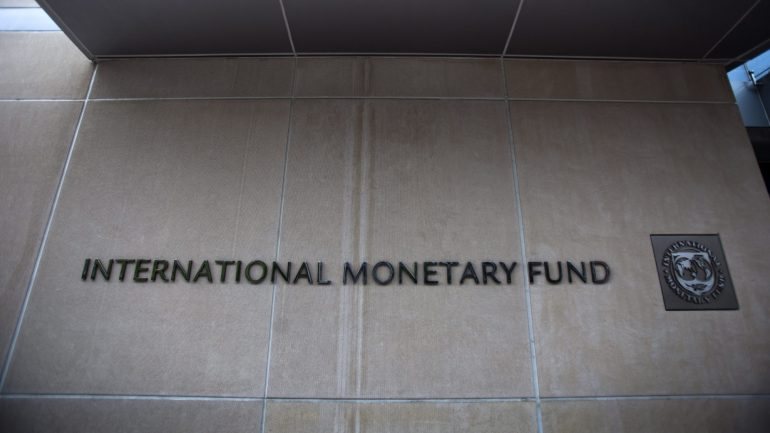 Os autores do artigo publicado na página do FMI explicam os dois modelos que usam para aferir a sustentabilidade da dívida