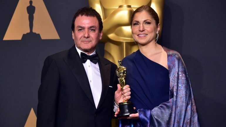 O Óscar de Melhor Filme em Língua Estrangeira por recebido por Firouz Naderi e Asghar Farhadi em nome de Asghar Farhadi