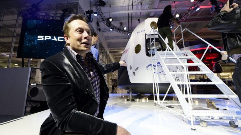 Elon Musk a mostrar a Dragon2, onde viajarão os dois &quot;turistas&quot; espaciais