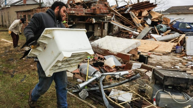 Mais de uma centena de casas foram destruídas pelo fenómeno meteorológico que avança atualmente em direção à costa leste dos Estados Unidos