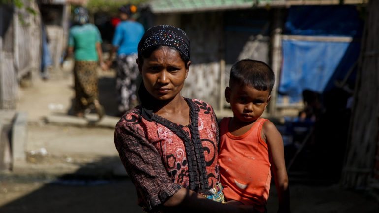 Pelo menos 73.000 rohingya fugiram para o Bangladesh na sequência da operação durante a qual os militares cometeram todo o tipo de abusos contra a população civil