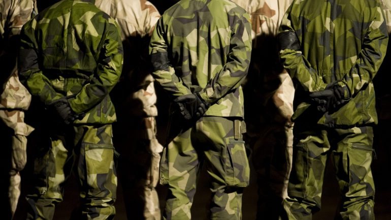 A Suécia conta agora com cerca de 52 mil militares que trabalham a tempo inteiro e 20 mil permanentes