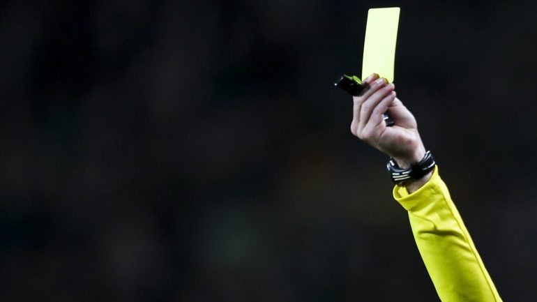APAF dá um cartão amarelo ao mundo do futebol e em caso de novas &quot;faltas&quot; poderá entrar em greve