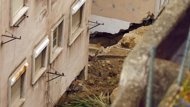 A 27 de fevereiro, parte do muro (de propriedade privada) do condomínio Villa Graça, no bairro Estrela d'Oiro, ruiu