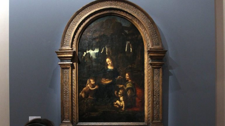 Nas paredes do Louvre está presente um dos quadros que contém a mensagem crítica de Da Vinci