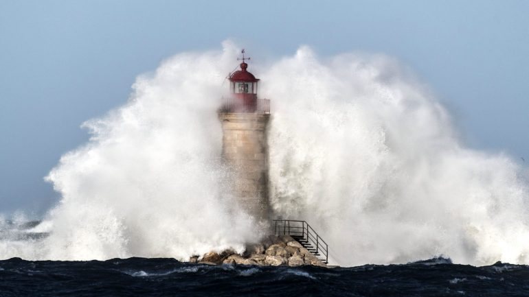O Instituto Português do Mar e da Atmosfera (IPMA) prevê para esta segunda-feira na costa ocidental ondas de noroeste com 3 a 4 metros