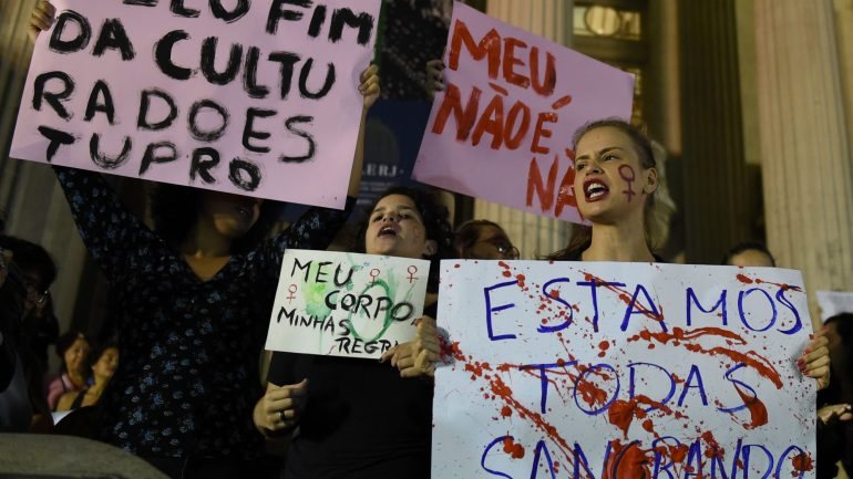 Manifestação no Brasil em protesto contra a &quot;cultura da violação&quot;
