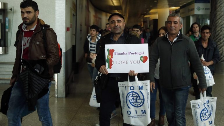 Saman Ali, 34 anos, vem logo na frente, com um cartaz onde pode ler-se &quot;Obrigado Portugal. Amo-te&quot;)
