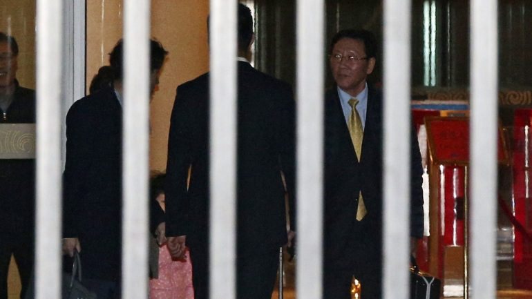 Kim Jong-nam, meio-irmão do líder da Coreia do Norte, Kim Jong-un, foi assassinado, a 13 de fevereiro, por duas mulheres que, segundo as autoridades malaias, lançaram veneno VX contra o seu rosto