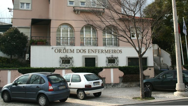 Em causa está a acusação da Ordem dos Enfermeiros ao ministro da Saúde e o Sindicato dos Enfermeiros Portugueses