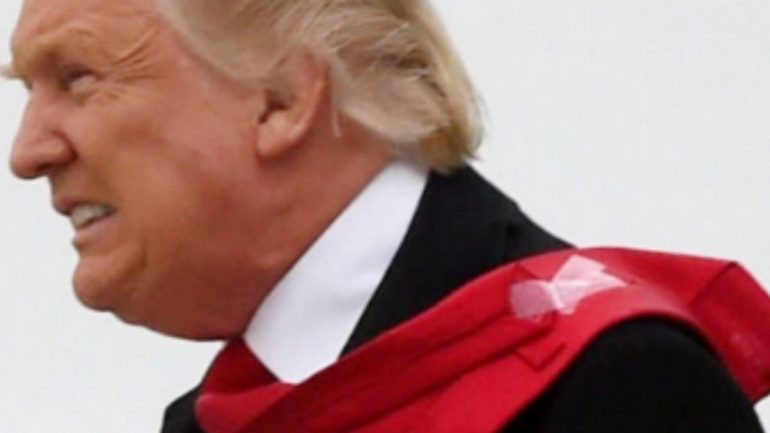 Já é a segunda vez que Trump é apanhado com fita-cola na gravata