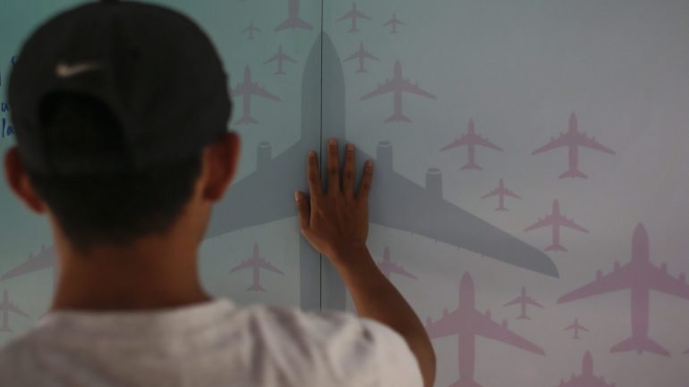 O Boeing 777-200ER desapareceu dos radares a 8 de março de 2014, cerca de 40 minutos depois de descolar de Kuala Lumpur, com destino a Pequim