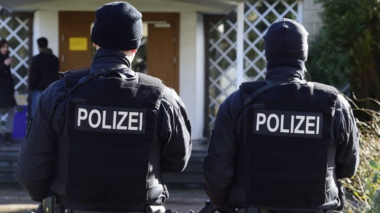 As autoridades alemãs procuram Marcel Hesse, de 19 anos, pelo homicídio de uma criança de 9 anos