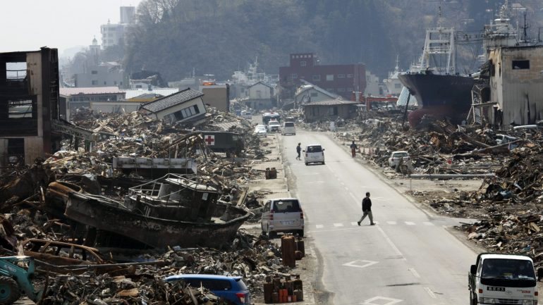 O forte terramoto de 11 de março 2011 gerou uma onda com mais de 15 metros, que causou mais de 18.000 mortos e desaparecidos