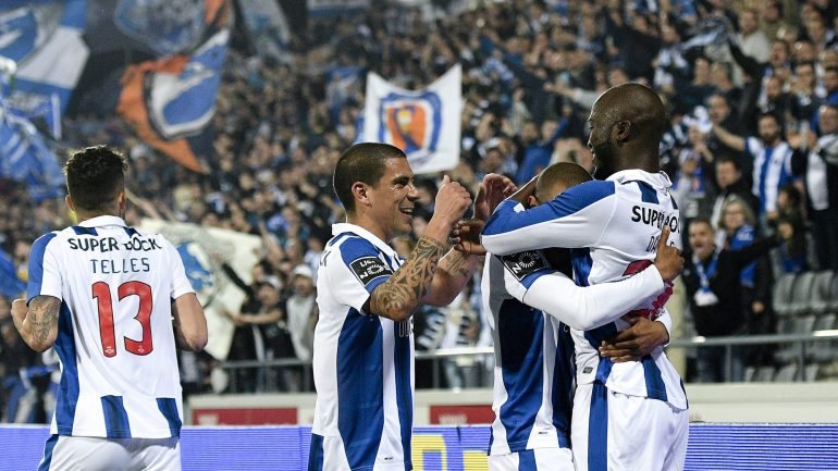 Danilo celebra aquele que foi o primeiro golo do jogo: de novo de cabeça, de novo após uma bola parada