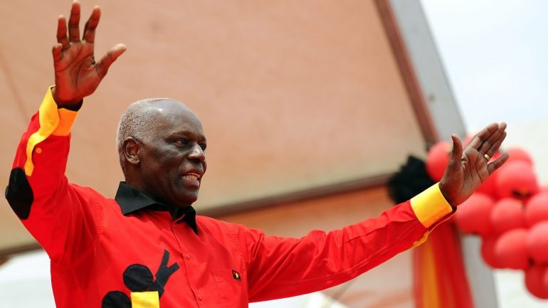O general Kopelipa, chefe da Casa Militar do Presidente de Angola, pode ter ajudado no desvio de 300 milhões do BESA