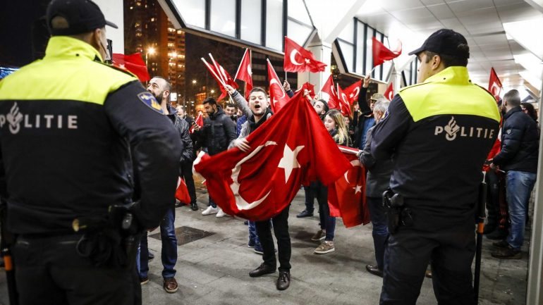 Protesto à porta do consulado turco em Roterdão. Manifestantes exigiam ver a ministra dos Assuntos Familiares turca