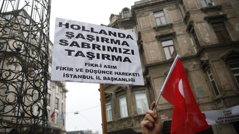 Protesto em frente ao consulado holandês em Istambul