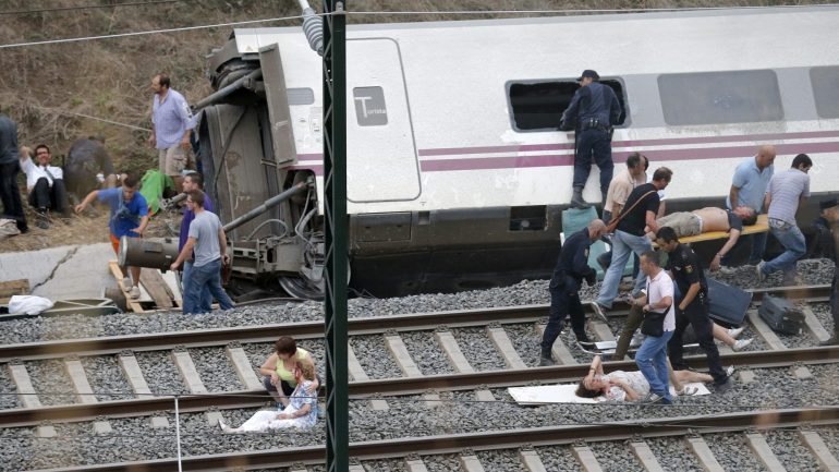 Descarrilamento a três quilómetros de Santiago de Compostela fez 80 mortos e 150 feridos em julho de 2013