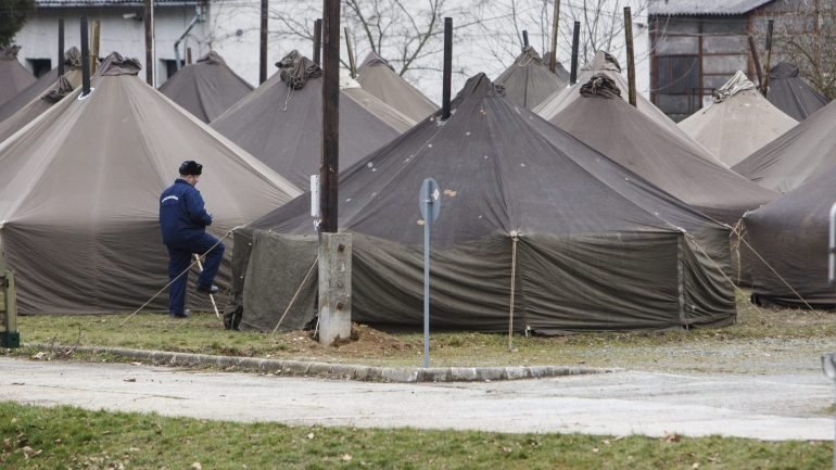 A nova lei prevê que os migrantes sejam colocados numa &quot;zona de trânsito&quot; na fronteira sérvia e croata