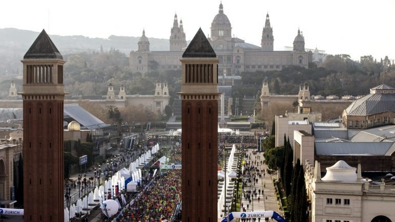 Maratona de Barcelona voltou a levar milhares e milhares de pessoas às ruas catalãs este fim-de-semana