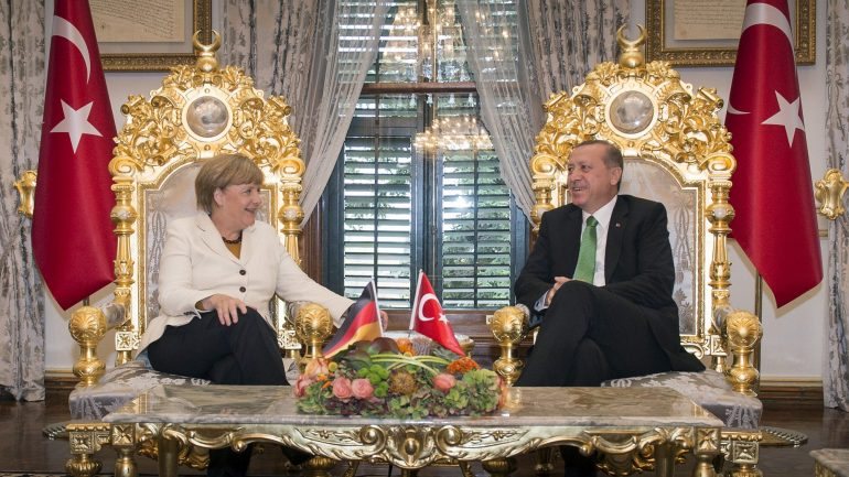 As relações entre Angela Merkel e Erdogan estão longe dos dias em que os dois eram só sorrisos (como em 2015 na visita oficial da chanceler à Turquia)
