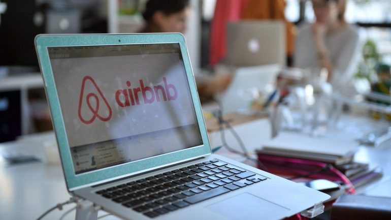 Serviços como o da plataforma online de alojamento Airbnb constituem um novo modelo chamado economia colaborativa, baseado na partilha de bens e serviços