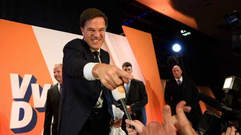O VVD, de Mark Rutte, conseguiu a sua terceira vitória eleitoral consecutiva — mas perdeu cerca de 25% dos seus deputados