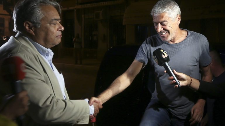 José Sócrates com o seu advogado, João Araújo, a 4 de setembro de 2015, na noite em que foi libertado do Estabelecimento Prisional de Évora