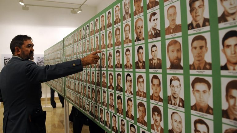 Um guarda civil aponta para uma imagem com fotografias de vítimas da ETA