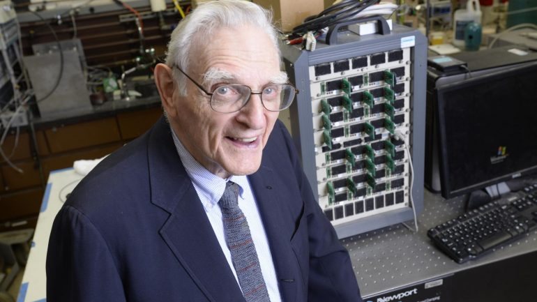 O engenheiro e professor universitário de 94 anos John Goodenough está a trabalhar num projecto revolucionário de baterias