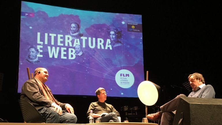 Da esquerda para a direita, Adam Johnson, Paulo Moura e Miguel Sousa Tavares falaram sobre se hoje há menos leitores.