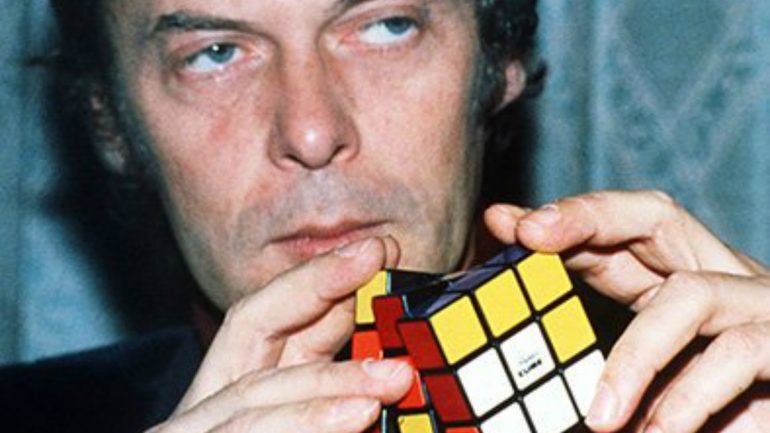 Com mais de 43 triliões de hipóteses possíveis, Rubik revelou que demorou um mês a encontrar a solução para o enigma que tinha criado